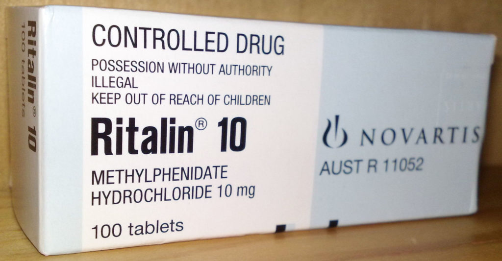 Un paquet blanc et gris rectangulaire de 100 comprimés de ritalin