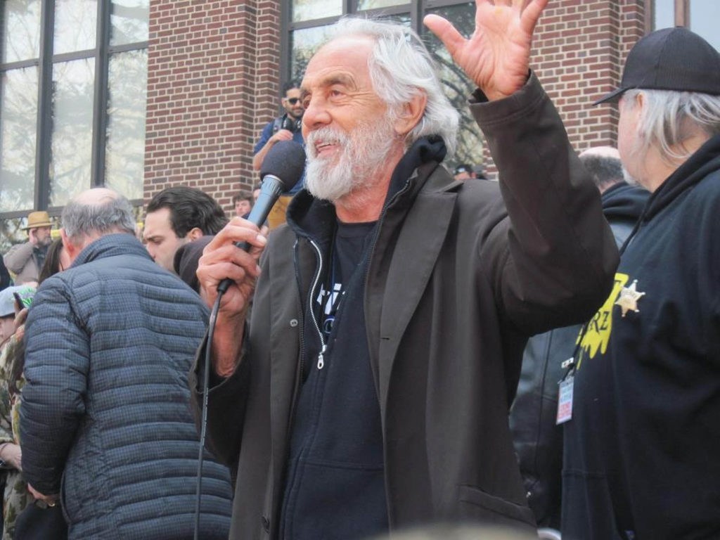 Tommy Chong sosteniendo un discurso