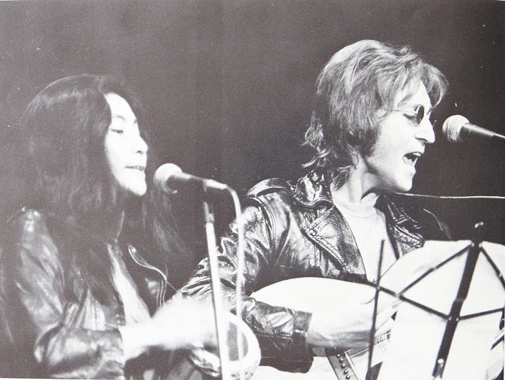 Zwart en wit portret van John Lennon en Yoko Ono Singing