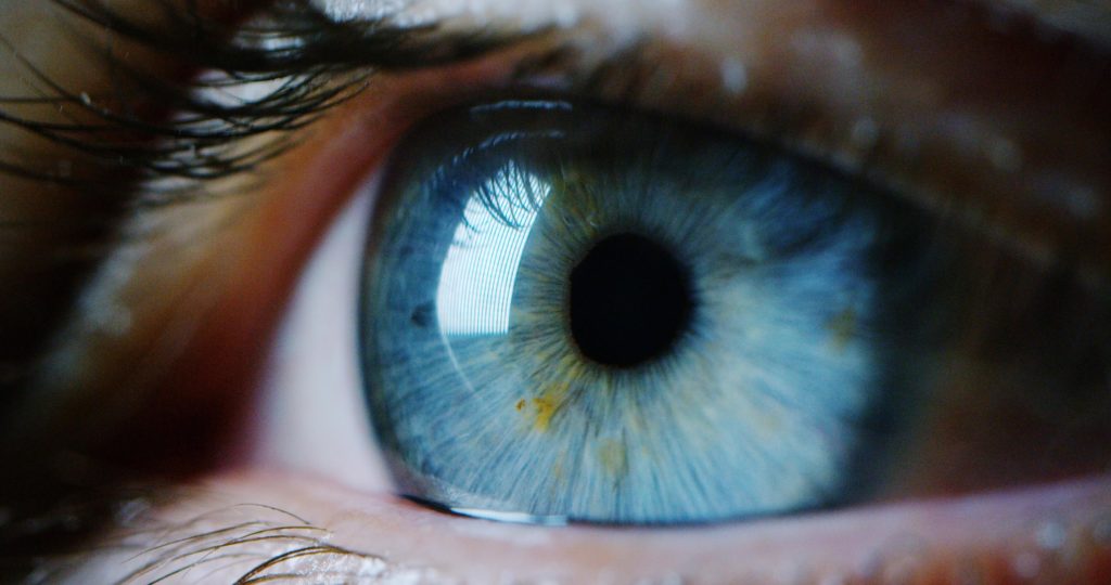 Un primer plano del ojo azul de una persona