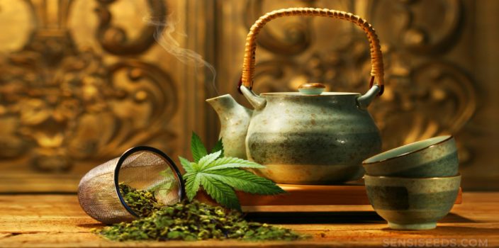 Una tetera, dos tazas y un tamiz con cannabis secos.