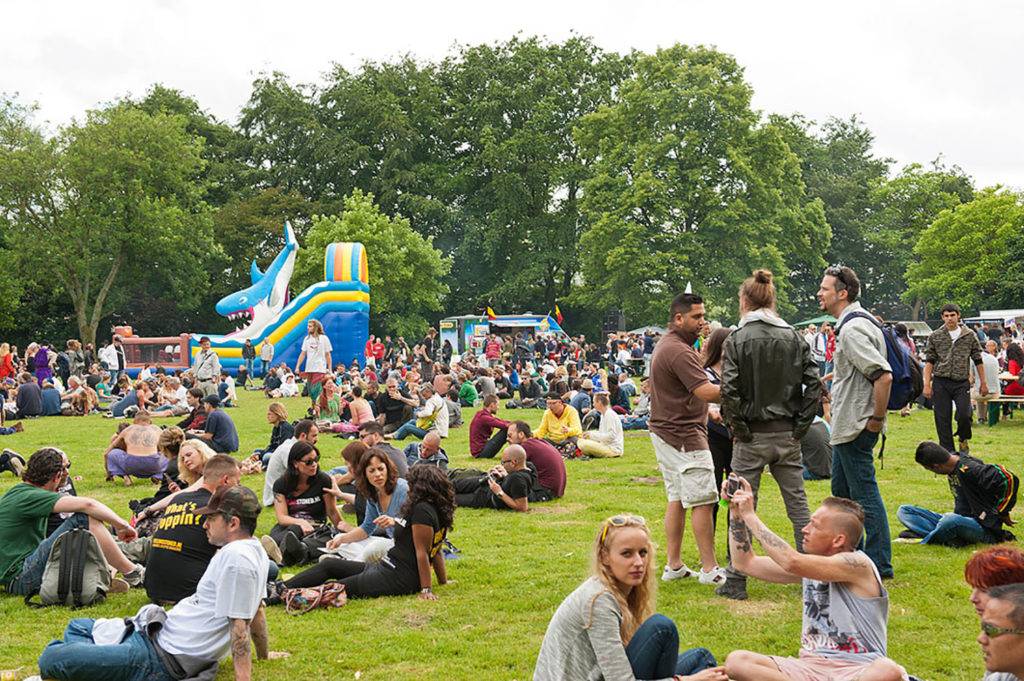 Un champ plein de personnes était assise en petits groupes