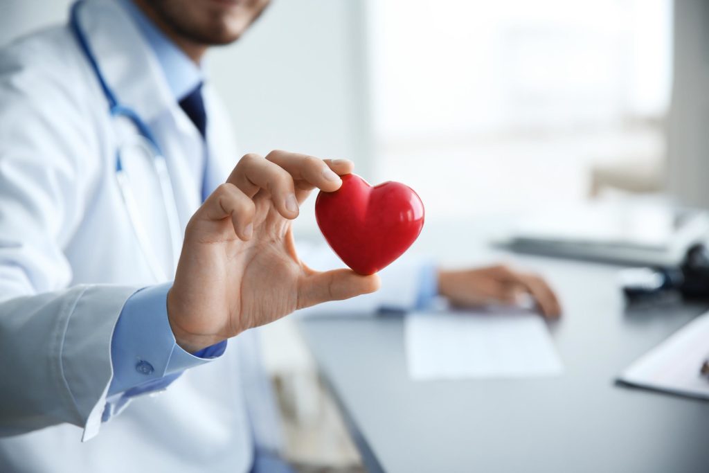 Un médico sosteniendo un plástico escuchado en su mano.