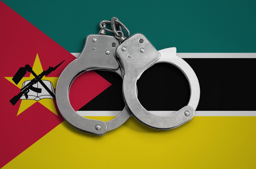 Le drapeau du Mozambique et une paire de menottes