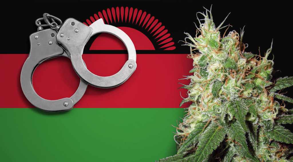 Die Malawi-Flagge, ein Paar Handschellen und ein Cannabis-Werk