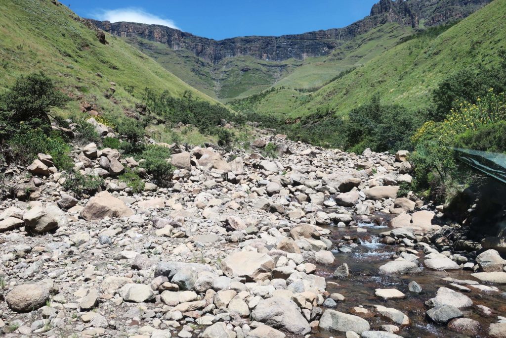 Un terrain rocheux entre deux montagnes