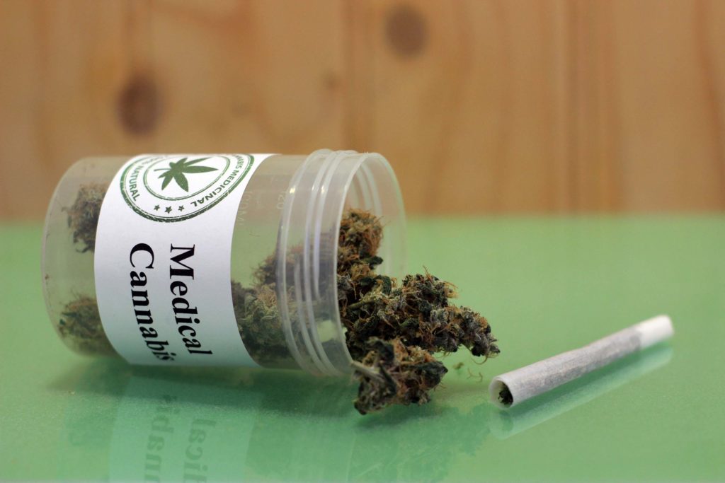 Medische cannabis in een plastic bad en een gerolde gewricht