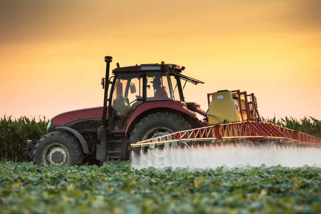 Een spuitvelden van de tractor