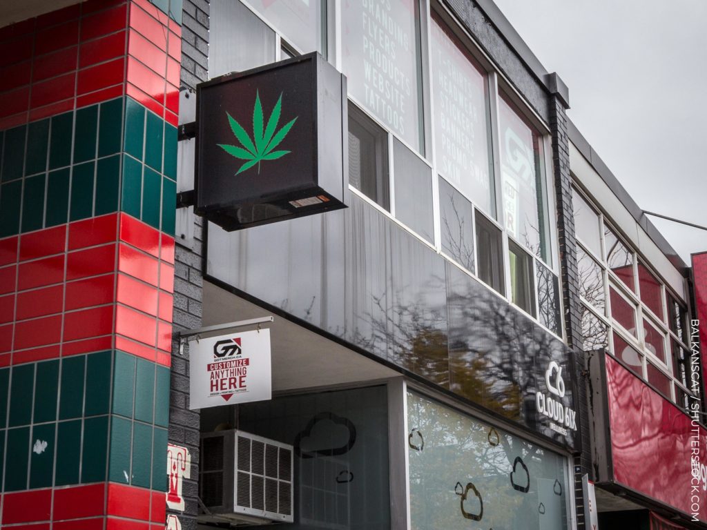 Een cannabisbladbord buiten een gebouw