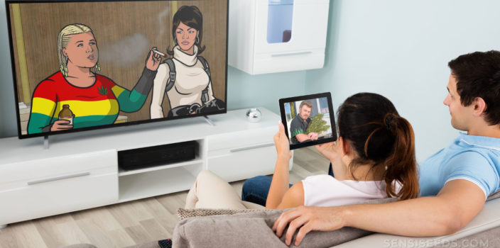 Un hombre y una mujer se sentaban en un sofá viendo la televisión. Su brazo esta alrededor de ella