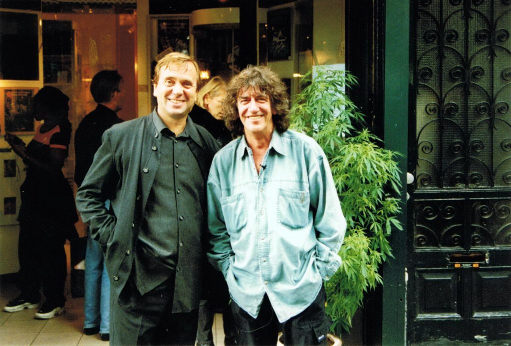 Howard Marks en Ben Dronkers voor de Sensi Seeds-winkel