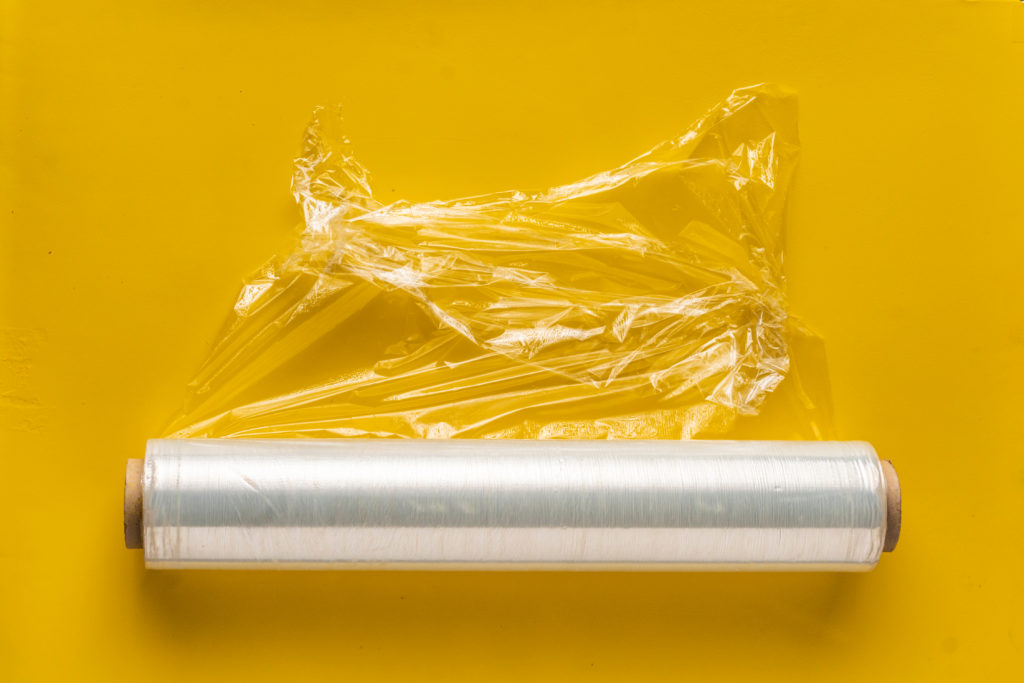 Cellophane en plastique de chanvre contre le fond jaune