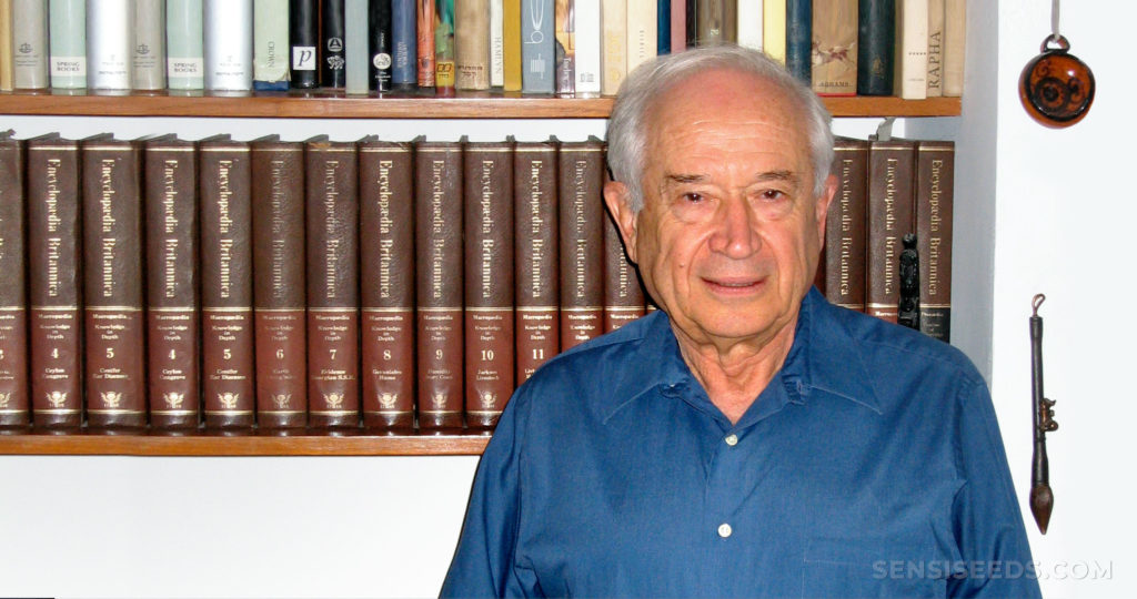 Raphael Mechoulam Portret en boekenplanken op de achtergrond