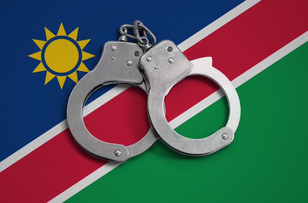 Le drapeau namibien et une paire de menottes