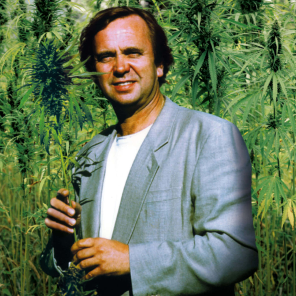 Ben Dronkers holding a hemp in a hemp field