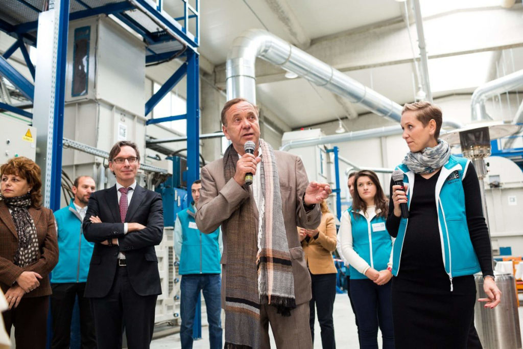 Ben Dronkers holding a speech in HempFlax facility