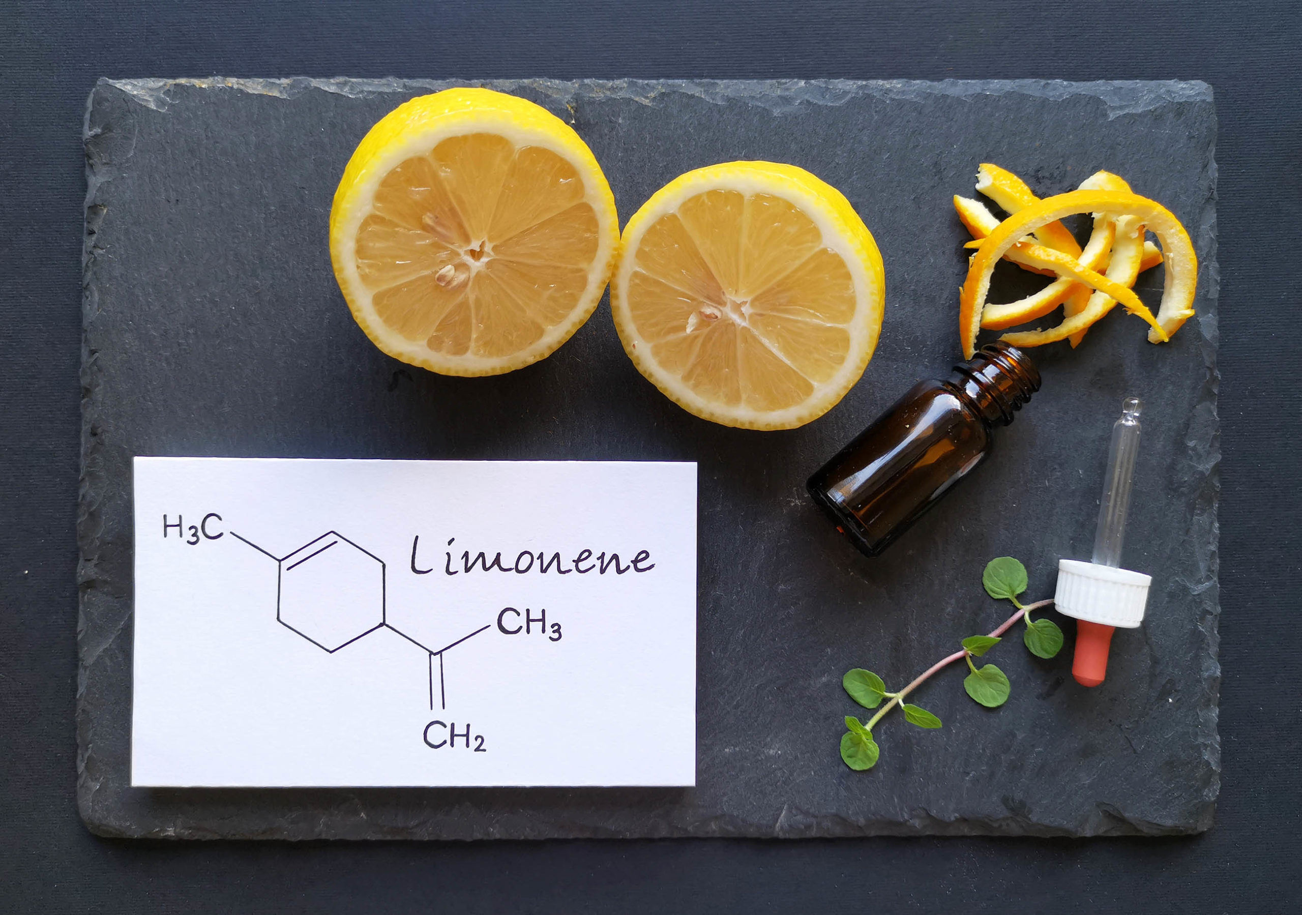 Une formule chimique de limonène, citron qui est coupé en deux, orange peille une bouteille avec pipette