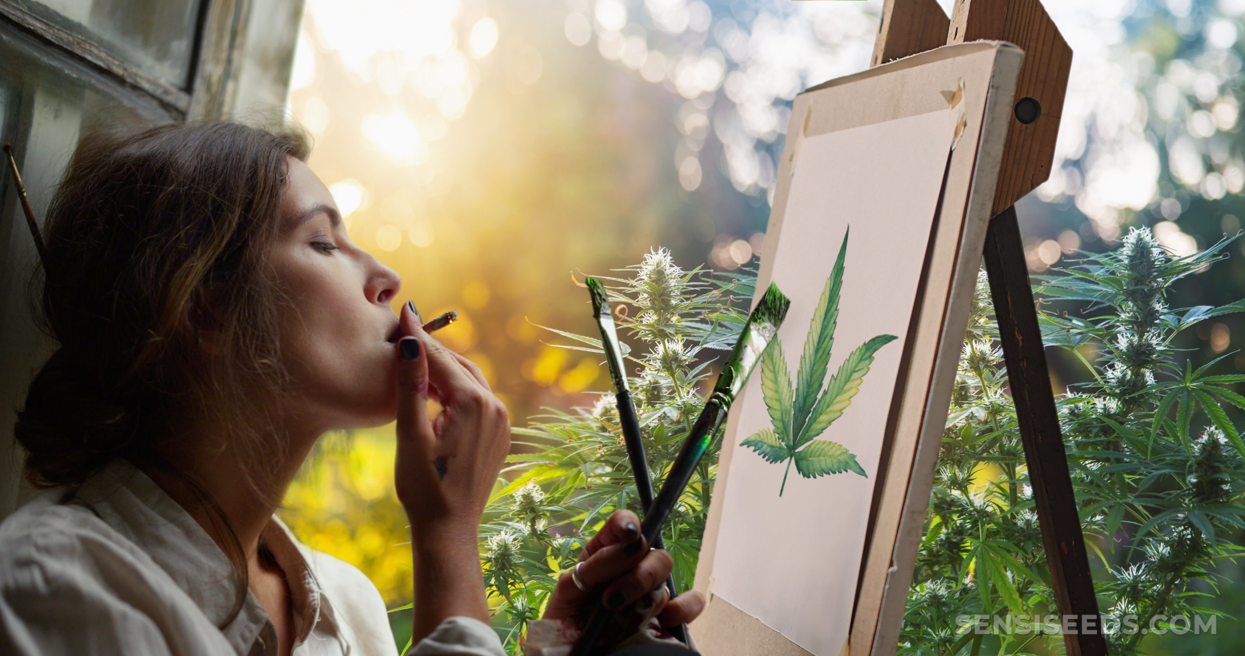 Une femme fume un joint et tenant des pinceaux de peinture et un chevalet avec la peinture à feuilles de cannabis