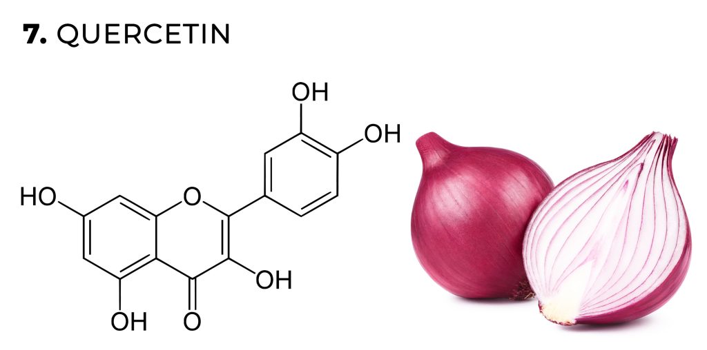 Una fórmula química de quercetina flavonoide y cebolla roja cortada por la mitad contra el fondo blanco