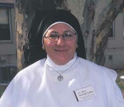 Sister Mary Weirick, eine Cannabisaktivistin, deren Tod dem Pestizid Avid zugeschrieben wurde