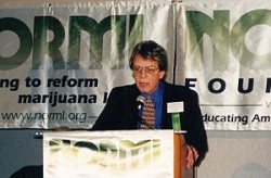 Keith Stroup, Gründer und von 1970-1979 Geschäftsführer von NORML ( en.wikipedia.org)