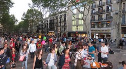 Die Flaniermeile Las Ramblas in Barcelona wird häufig von Straßenhändlern für Cannabis und Haschisch frequentiert (Thomas Quine) Die Flaniermeile Las Ramblas in Barcelona wird häufig von Straßenhändlern für Cannabis und Haschisch frequentiert (Thomas Quine)