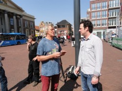 Sensi Seeds-Berichterstatter Martijn im Gespräch mit Doede de Jong nach dem Ende der Sitzung.
