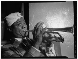 Louis_Armstrong,_Aquarium,_New_York,_N.Y.,_ca._July_1946_(William_P._Gottlieb_00221)