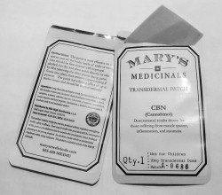 Zwei Packungen von Marias medizinischen CBN-transdermalen Patches