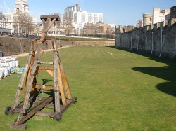 In 2011, a group of Mexican smugglers were observed in the act of launching packages of cannabis over the U.S. border fence with a trebuchet similar to this (© Hawk684)
