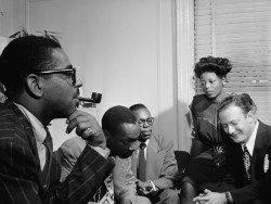 Dizzy_Gillespie,_Tadd_Dameron,_Hank_Jones,_Mary_lou_Williams,_Milt_Orent._Ca.August_1947_(Gottlieb)