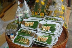 Paquetes que contienen todos los ingredientes necesarios para hacer quids de betel (Giang)