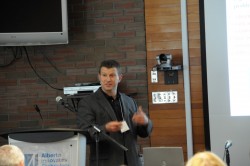 Dr. David Mitlin durante una presentación.