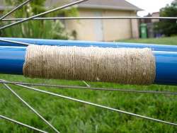Con las fibras procesadas, se pueden elaboran cordeles de cáñamo natural (©Gino)