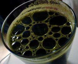 Las hojas de cáñamo en zumo contienen muchas vitaminas y minerales, y compuestos nutrientes no psicoactivos, con propiedades terapéuticas (©louloulou)