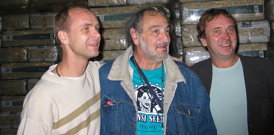 Alan Dronkers, Jack Herer y Ben Dronkers en la fábrica de Hemplax