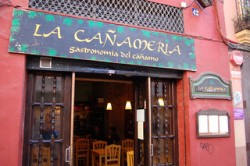 La culture espagnole du cannabis est riche et variée ; ce restaurant de valence est spécialisé dans la cuisine à base de graines de chanvre (Joe Calhoun). La culture espagnole du cannabis est riche et variée ; ce restaurant de valence est spécialisé dans la cuisine à base de graines de chanvre (Joe Calhoun).