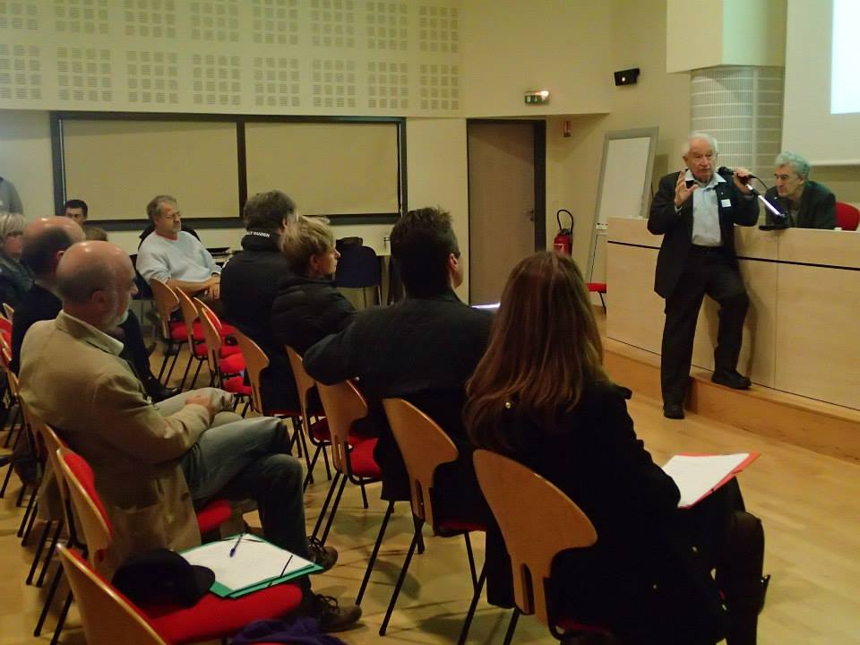Le Professeur Mechoulam répond aux questions de l'audience.