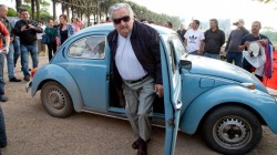 Mujica arrive au bureau de vote