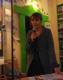 Myranda Bruin tijdens een cannabisdebat in het Cannabis College te Amsterdam.